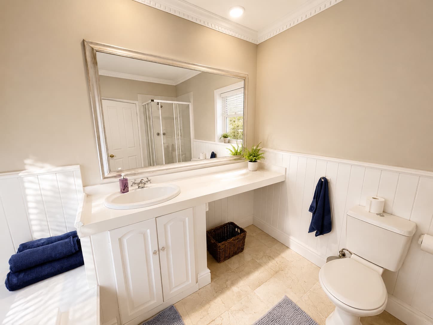 Mountain Room en-suite bathroom